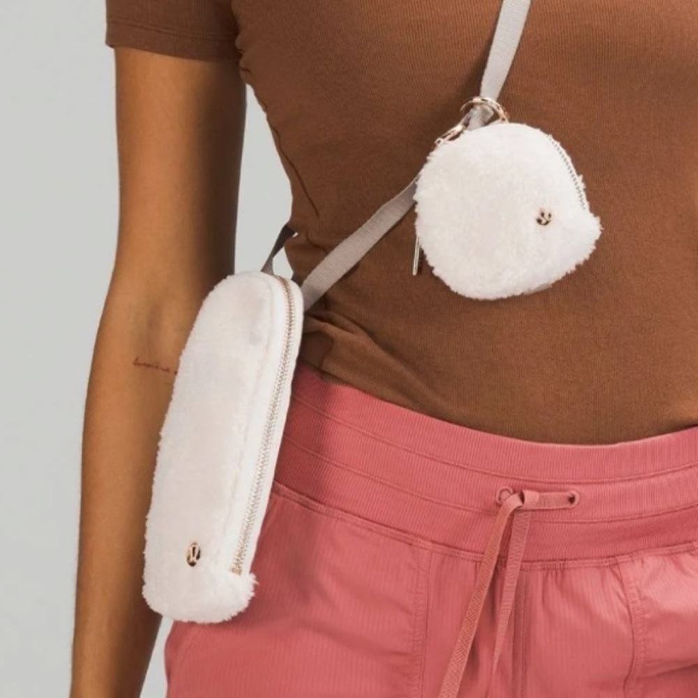 LULULEMON modular phone crossbody white fleece phone carrier. - Picture 3 of 10